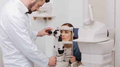 una paziente durante una visita dall'oculista