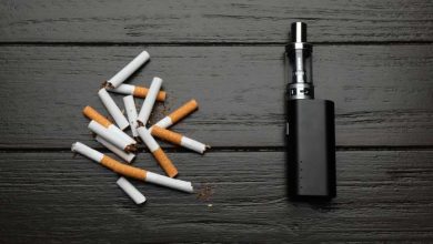 a sinistra sigarette tradizionali, a destra sigarette elettroniche