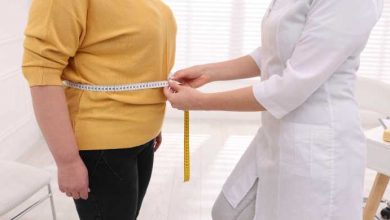 un medico misura il girovita di una donna obesa