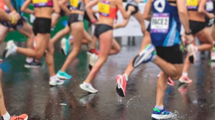 Un gruppo di maratoneti