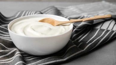 una tazza con yogurt bianco
