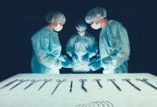 Chirurghi si preparano a un trapianto di rene