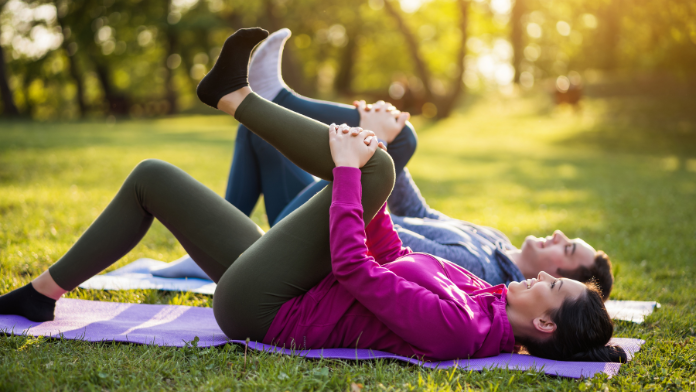 esercizio di stretching per la sciatica