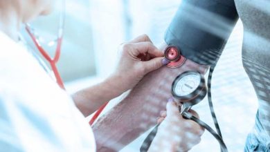 un medico misura la pressione a una paziente