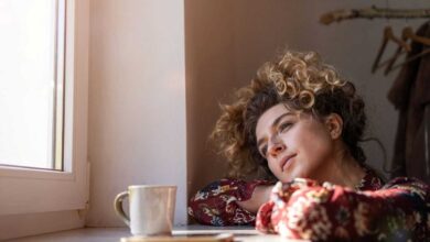 donna alla finestra mentre sogna a occhi aperti (maladaptive daydreaming)