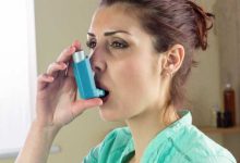 una paziente di asma usa un farmaco
