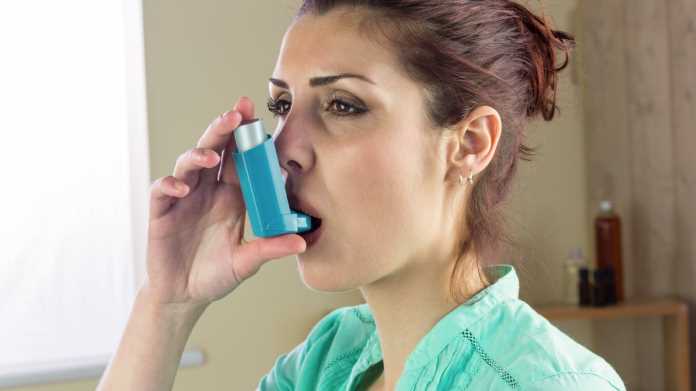 una paziente di asma usa un farmaco