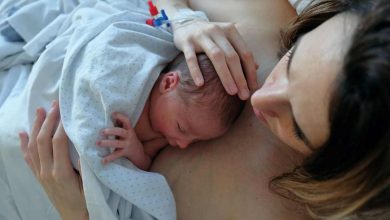 donna che ha appena partorito con neonato appoggiato sul suo torace nudo