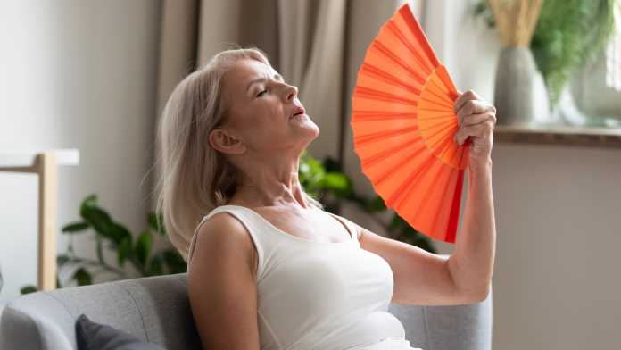 una donna in menopausa con le vampate