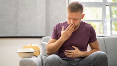 Uomo con cattiva digestione