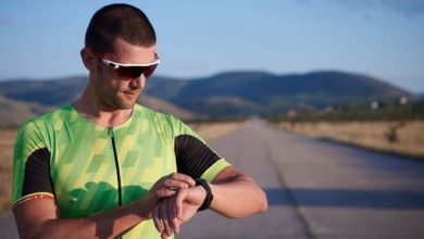 un atleta indossa occhiali sportivi