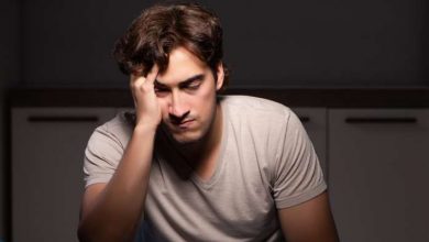 un ragazzo sveglio di notte