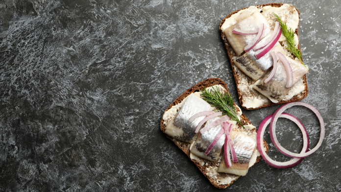 Pane nero, cipolla e aringhe norvegia