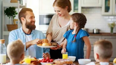una famiglia a colazione