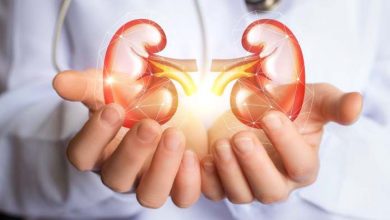 un medico spiega la diagnosi della malattia renale cronica