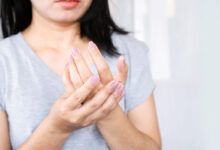 una ragazza si tocca le dita delle mani