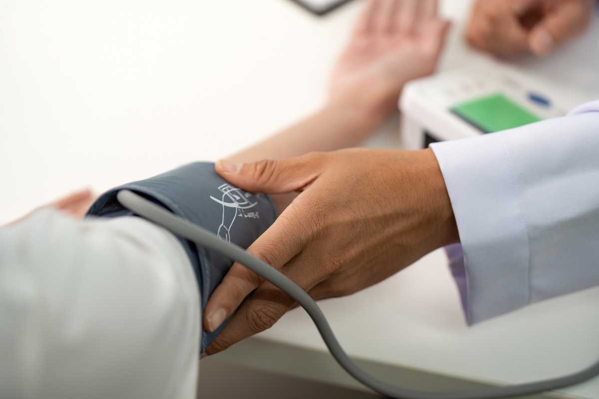 medico misura la pressione a una paziente