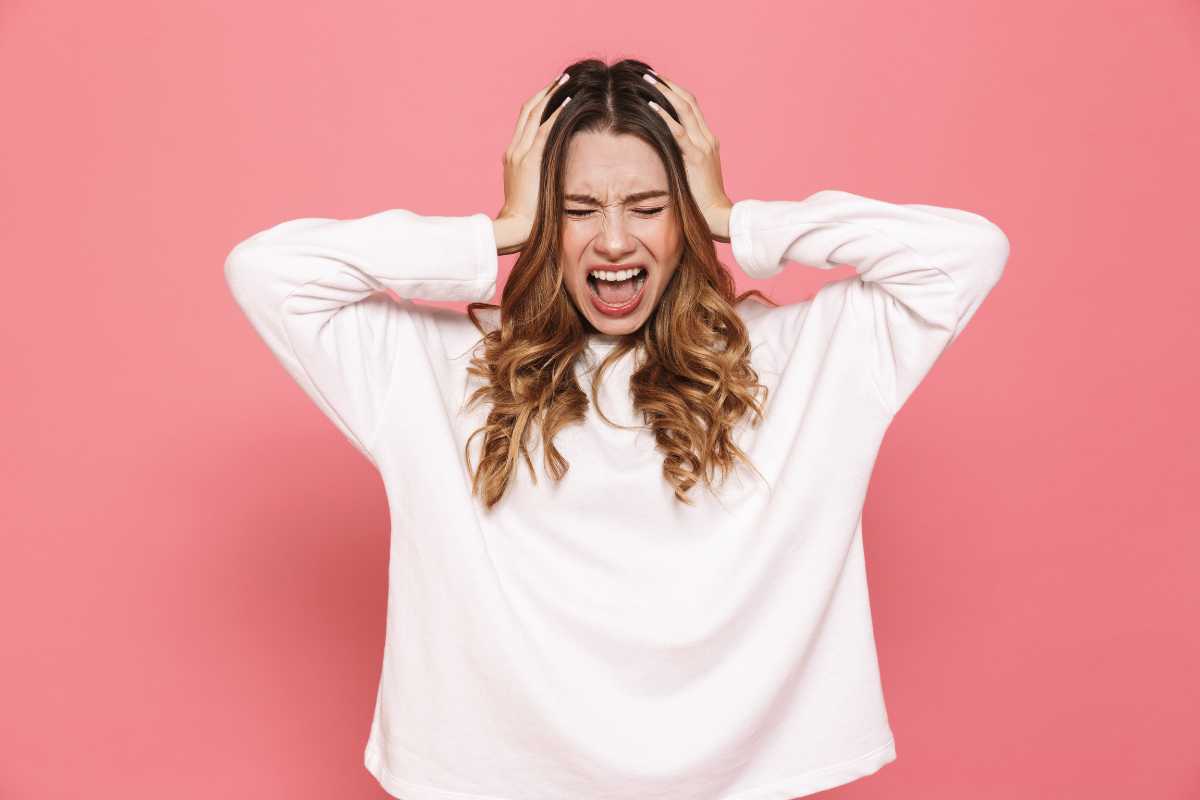 una donna molto stressata urla
