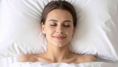 una donna dorme beatamente