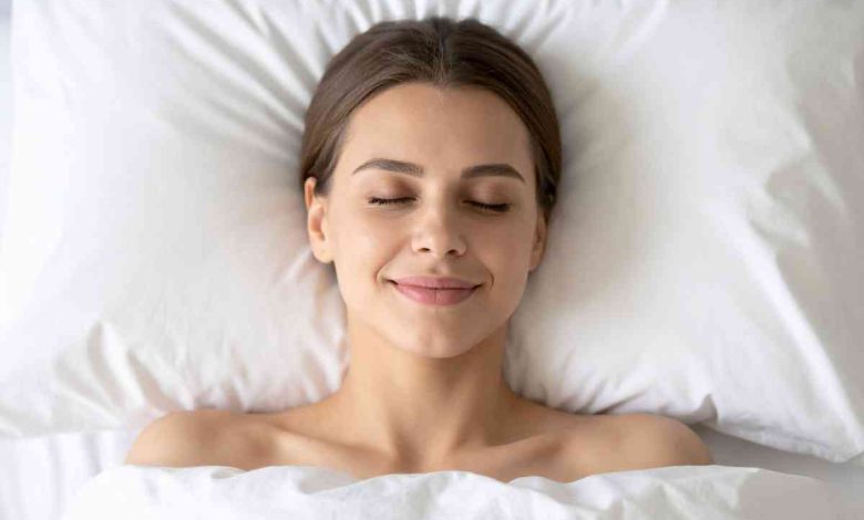 una donna dorme beatamente