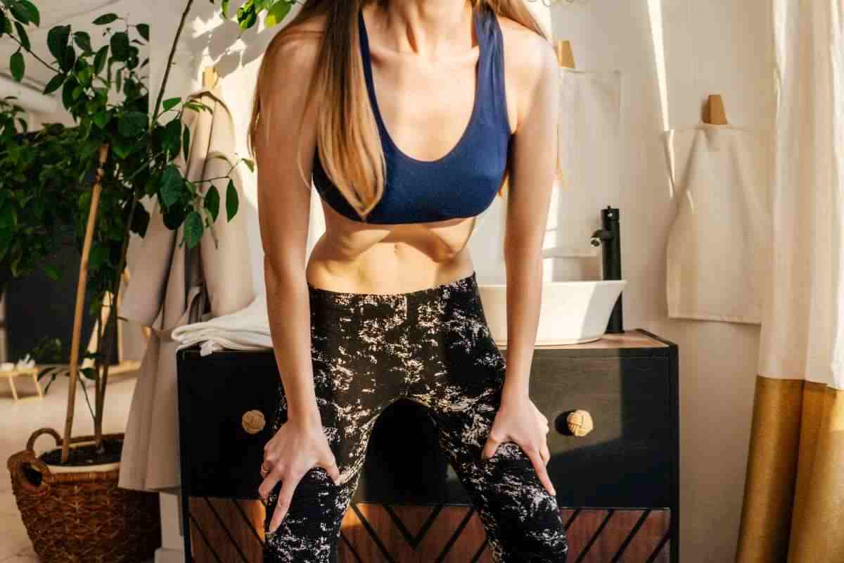 una donna esercita il vacuum addominale