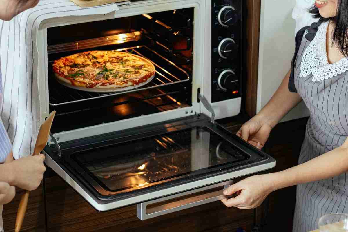 una pizza nel forno di casa