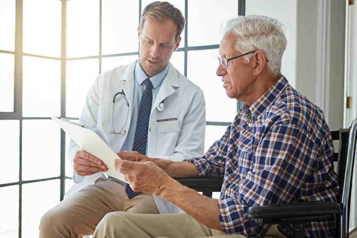 un medico parla con un familiare di un paziente