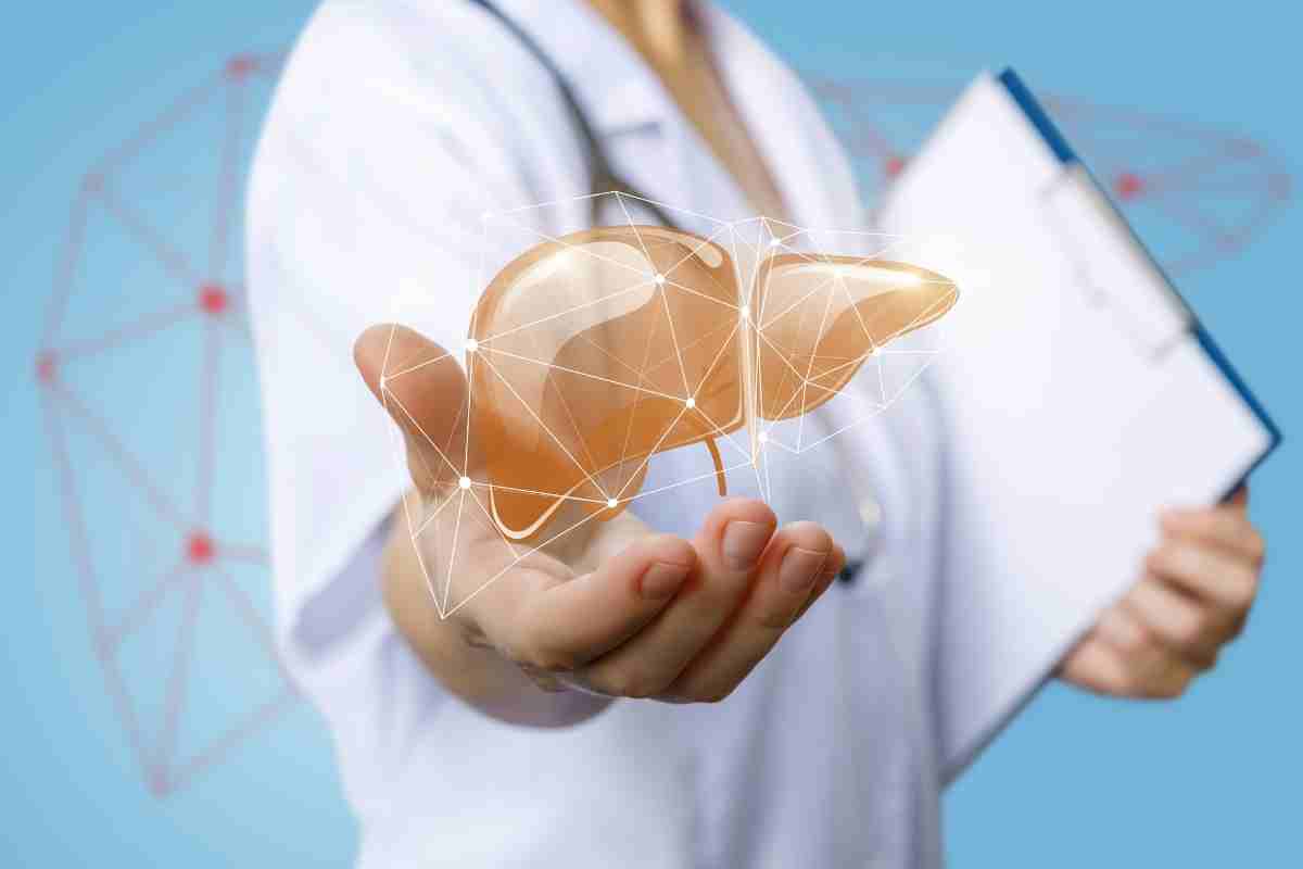 immagine IA con medico che regge in mano un fegato