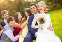 giorno del matrimonio di una coppia con amici