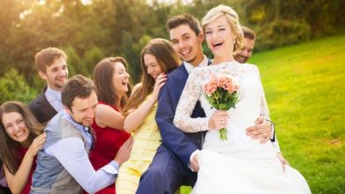 giorno del matrimonio di una coppia con amici
