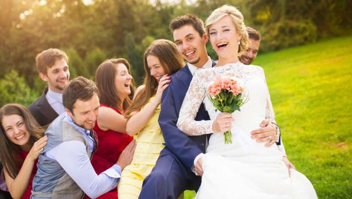 giorno del matrimonio di una coppia con amici