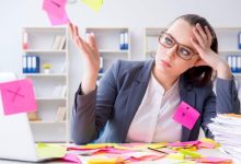 donna sopraffatta dallo stress per il troppo lavoro