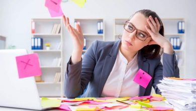 donna sopraffatta dallo stress per il troppo lavoro