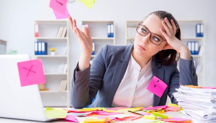 donna sopraffatta dallo stress per il troppo lavoro