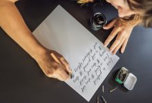 una ragazza scrive a mano una lettera