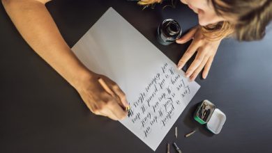 una ragazza scrive a mano una lettera