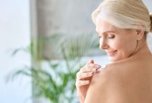 donna si spalma una crema