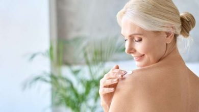 donna si spalma una crema