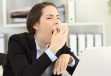 una donna molto stanca