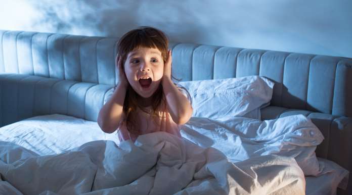 bambino colpito da terrore notturno