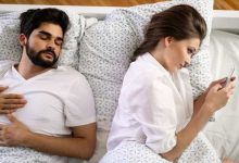 un uomo dorme la partner no