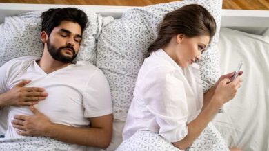 un uomo dorme la partner no