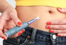 una donna fa una iniezione per il diabete