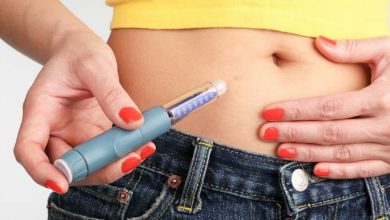 una donna fa una iniezione per il diabete