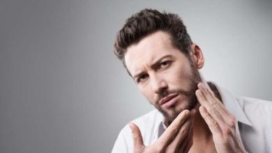 un ragazzo con la barba