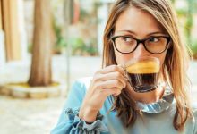 una giovane donna beve caffè