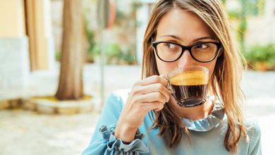 una giovane donna beve caffè