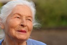 una signora anziana che porta molto bene i tuoi anni