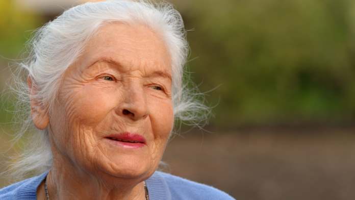 una signora anziana che porta molto bene i tuoi anni