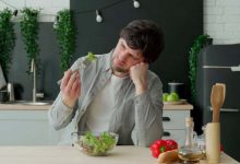 uomo depresso che mangia solo una insalata